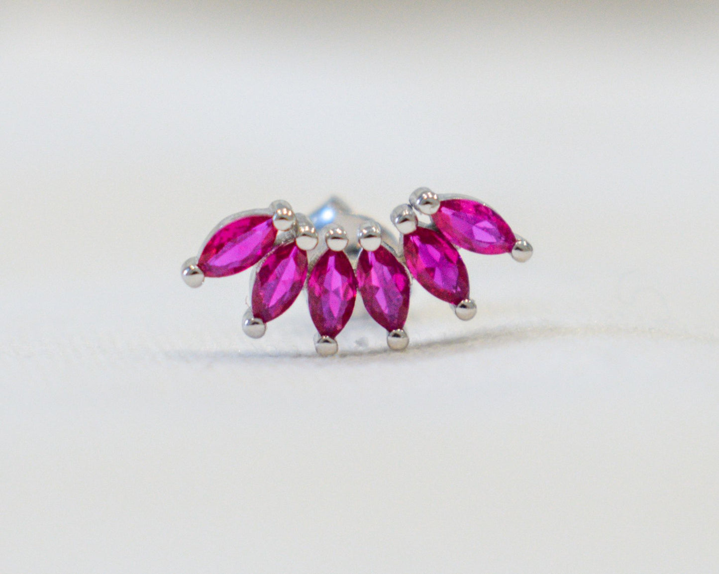Orecchini spiga con zirconi fucsia.