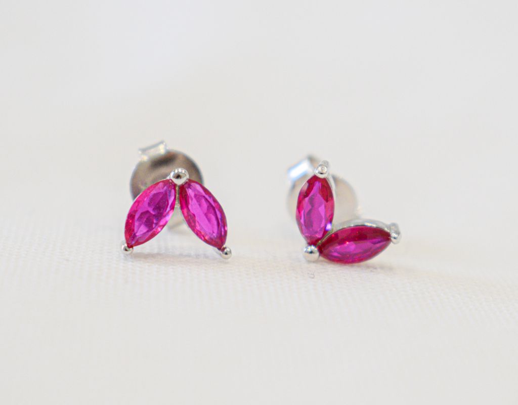 Orecchini spighette con zirconi fucsia.