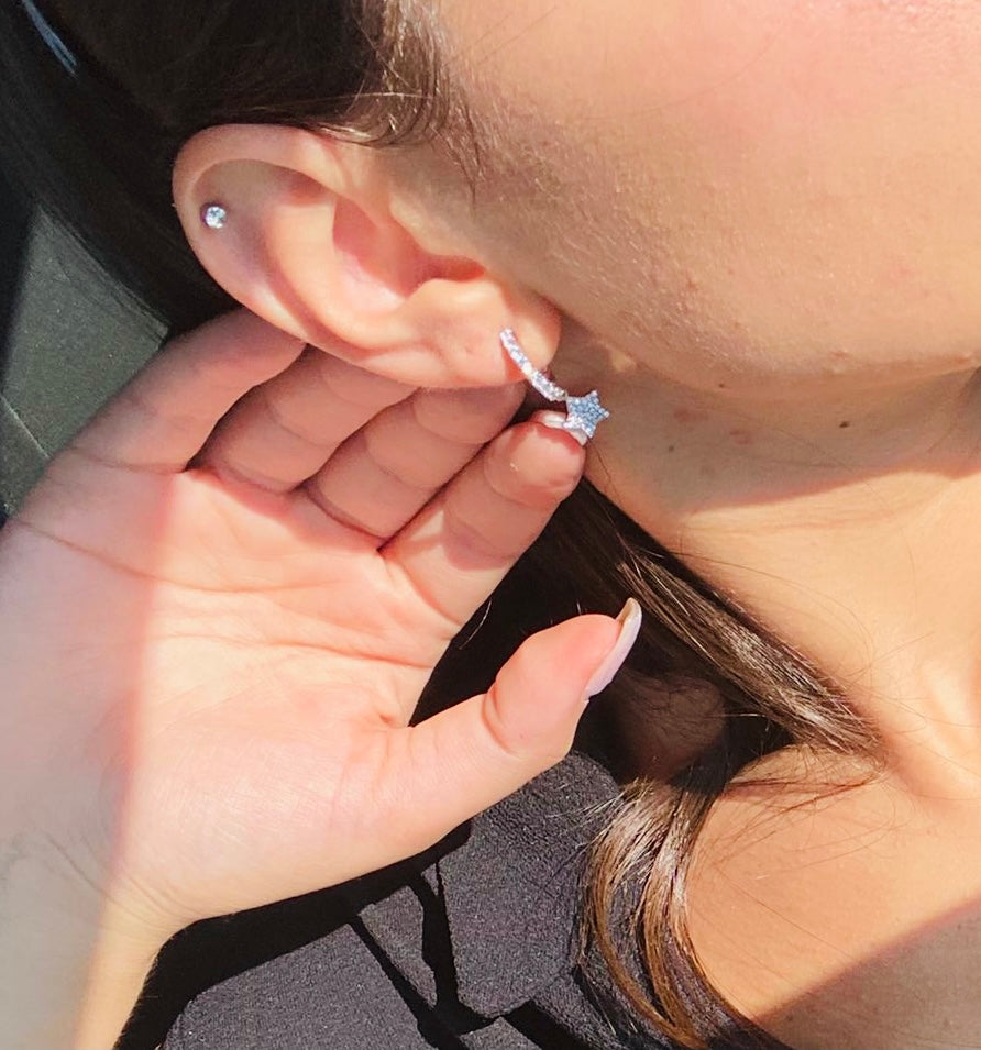 Orecchino zirconato con stellina silver indossato