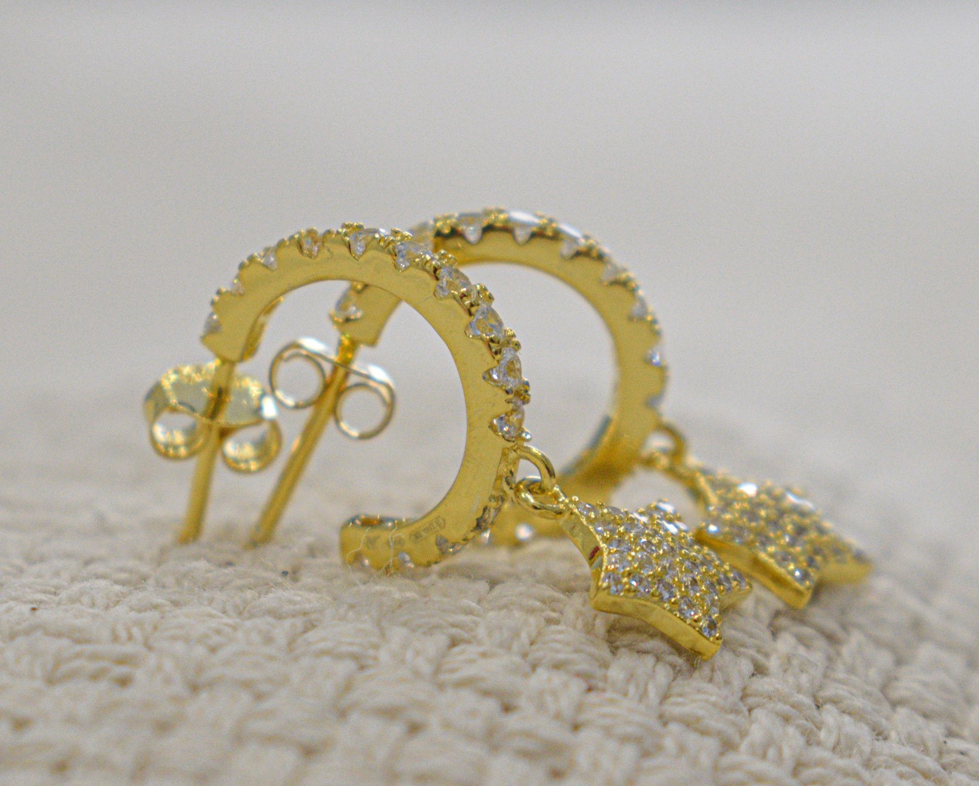 Orecchini zirconati con stelline di lato colorazione gold