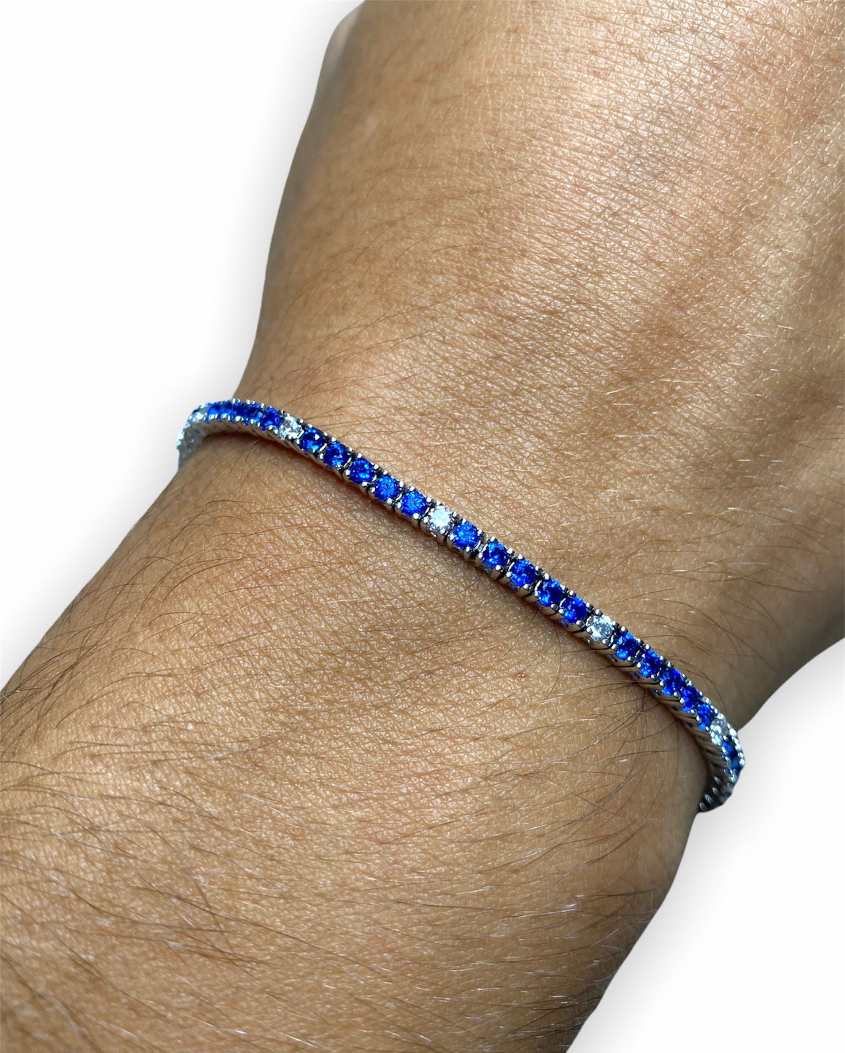 Tennis argento 925 con zirconi alternati blu e bianchi indossato.