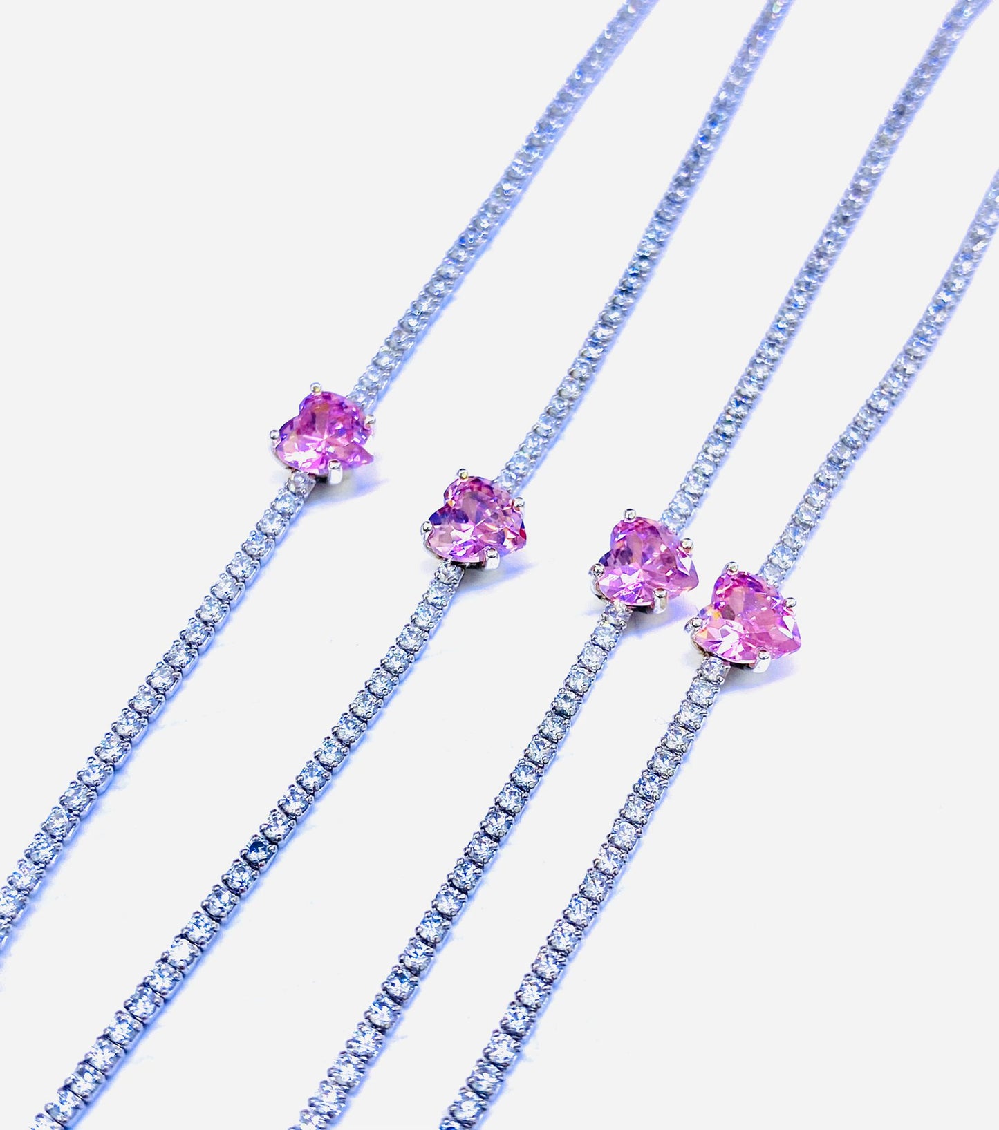 Bracciale tennis con cuore rosa.