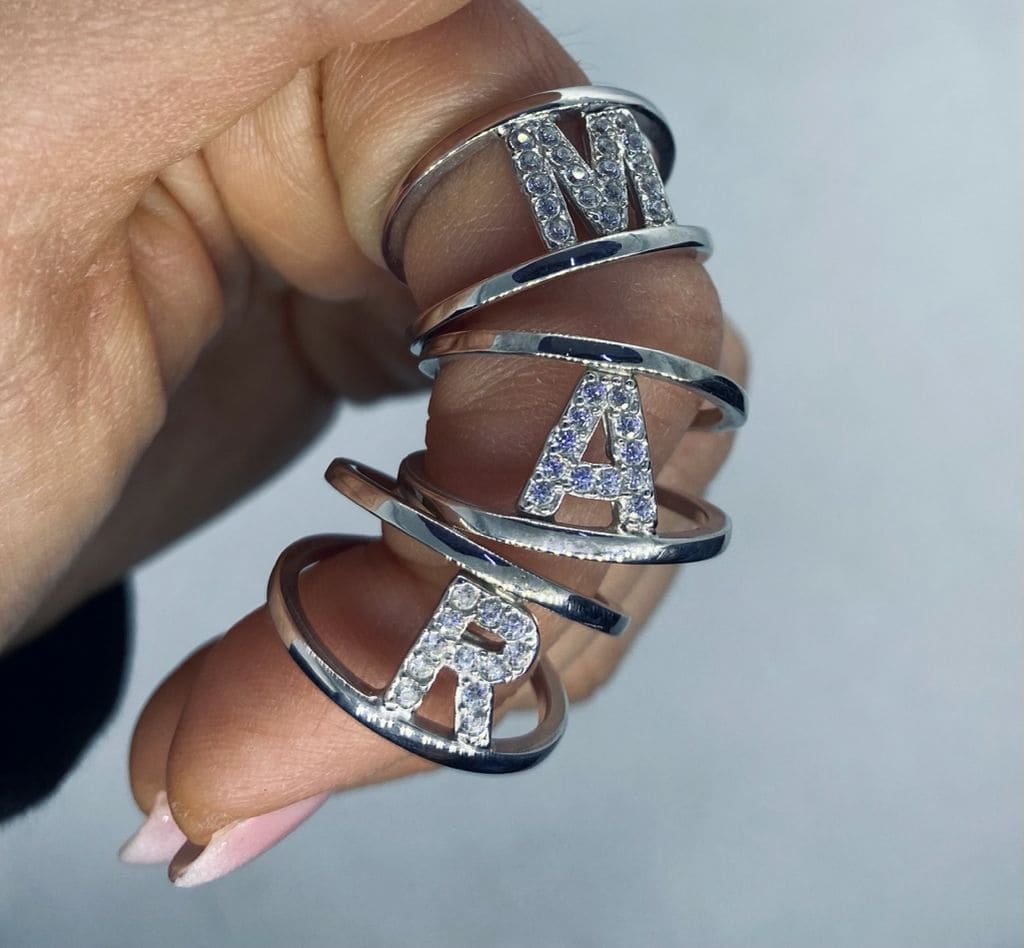 Anello con letterina zirconata
