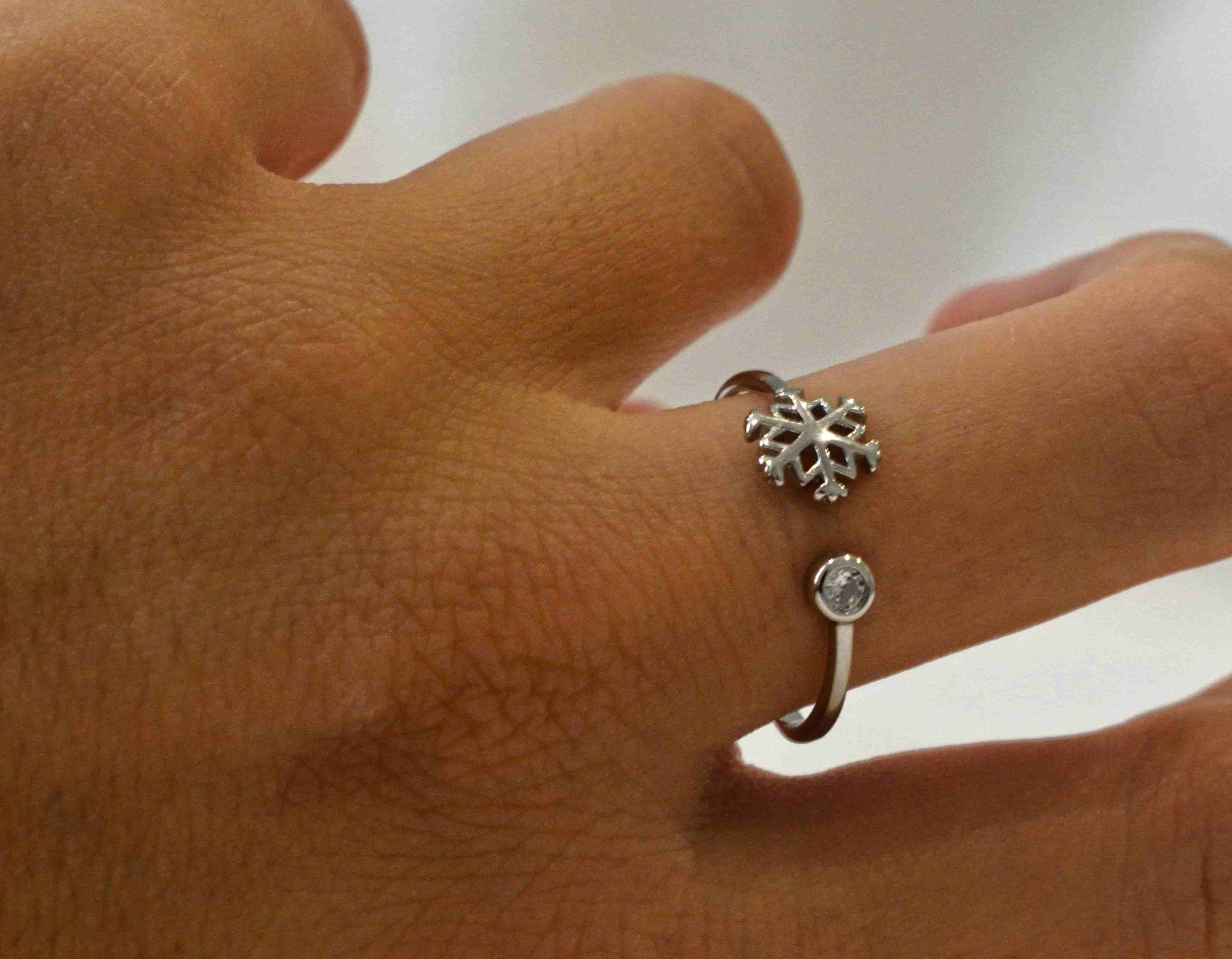 Anello Contrarié Fiocco di neve e punto luce indossato in argento 925.
