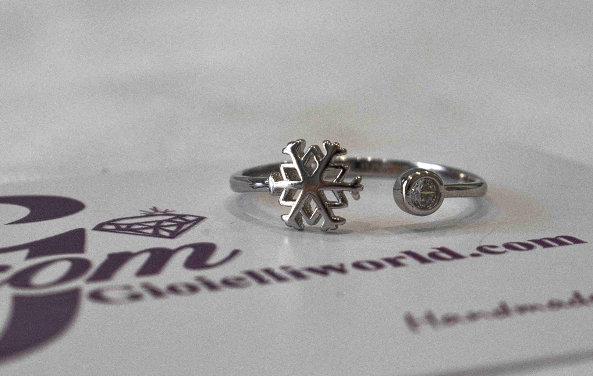 Anello Contrarié Fiocco di neve e punto luce in argento 925.