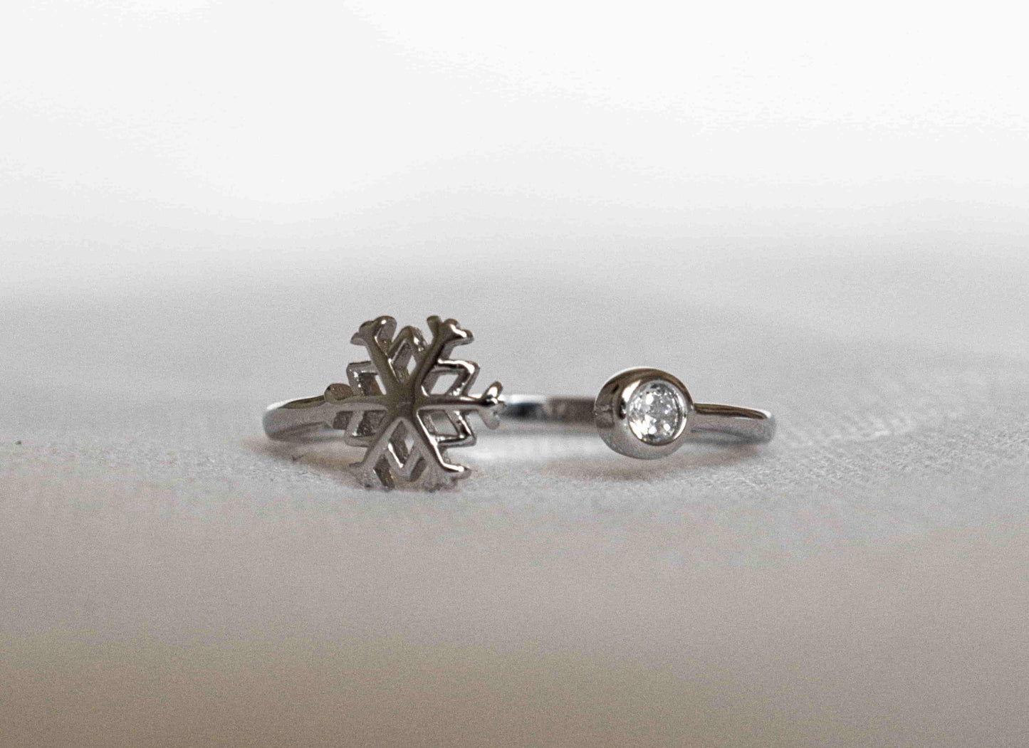 Anello Contrarié Fiocco di neve e punto luce in argento 925.