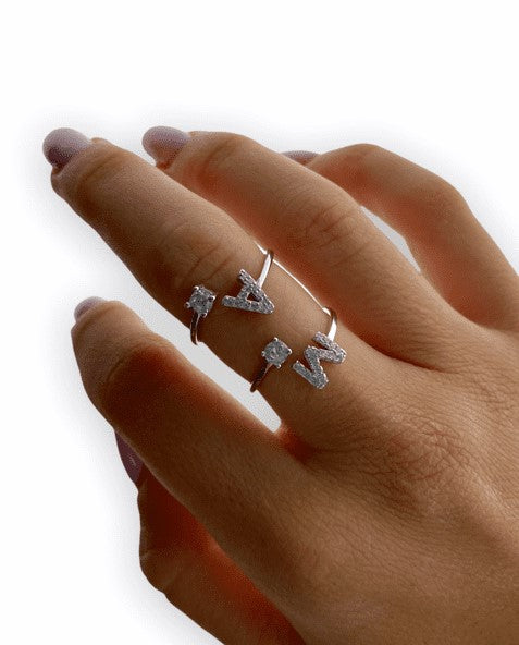 anello modello contrariè letterina e punto luce indossato in argento 925 regolabile