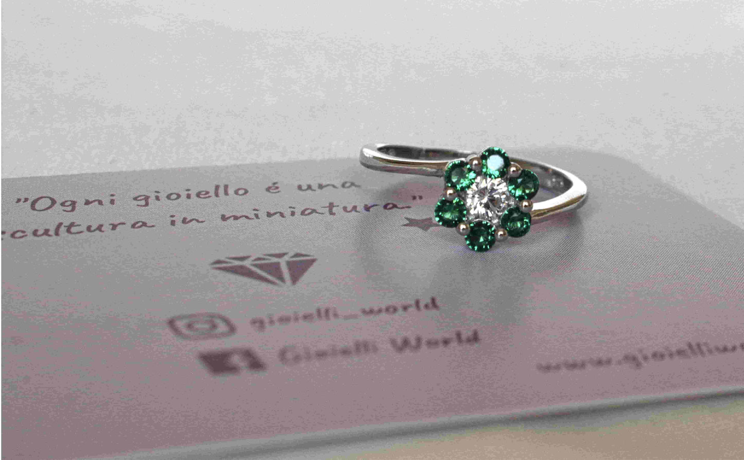 Anello Fiore Solitario in argento 925 con zircone trasparente al centro e contornato da zirconi verdi che compongono la forma di un fiore.