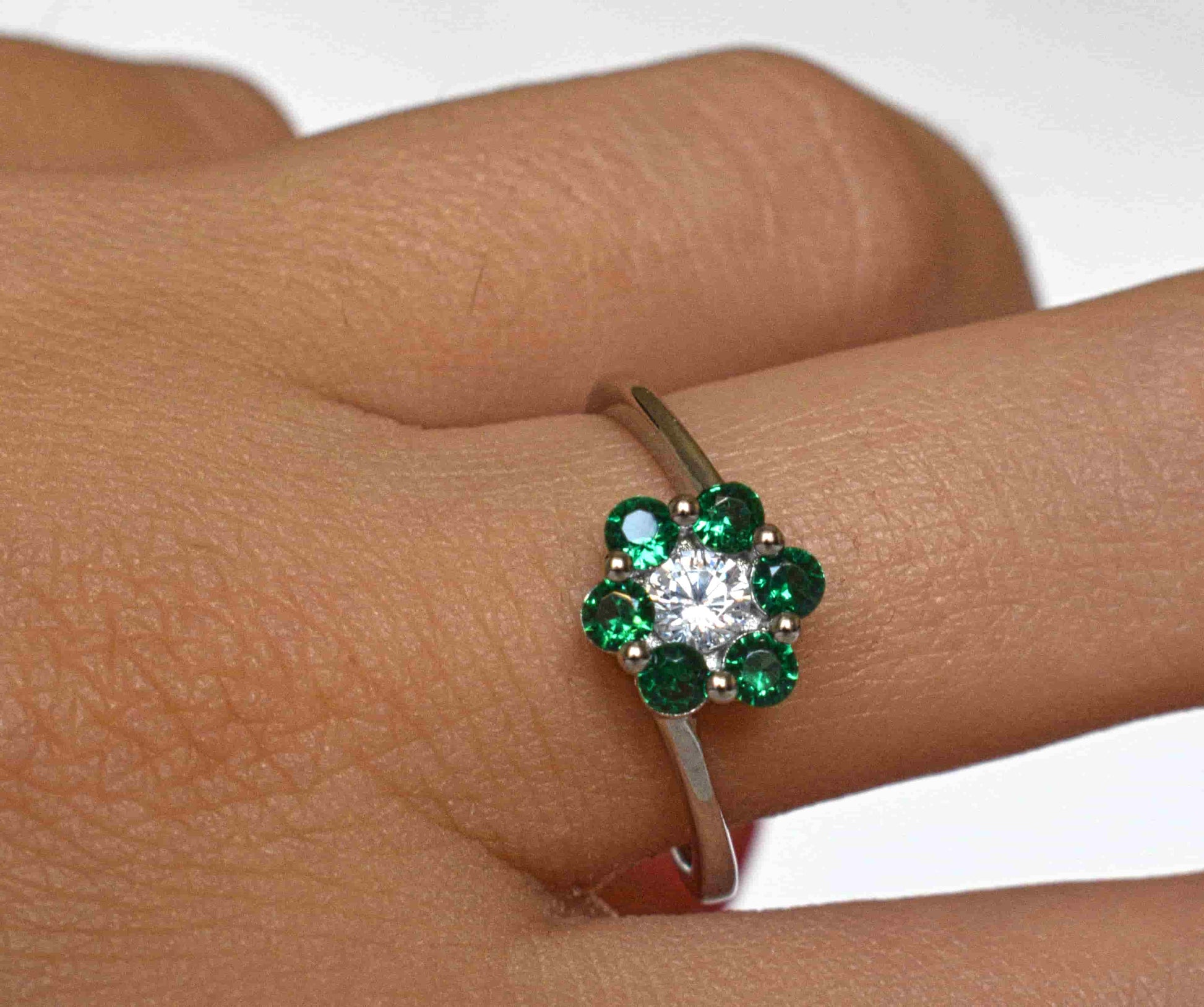 Anello Fiore Solitario indossato.
