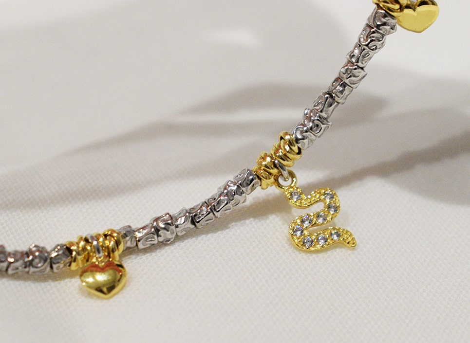 Bracciale Snake in argento 925 con ciondoli serpente e cuoricini.