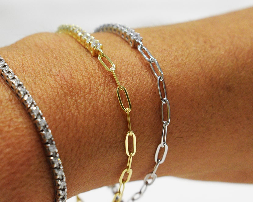 Bracciale Tennis con catena indossato.