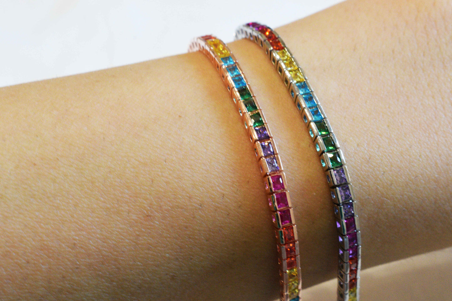 Bracciale tennis rainbow squadrato rosé silver indossato.