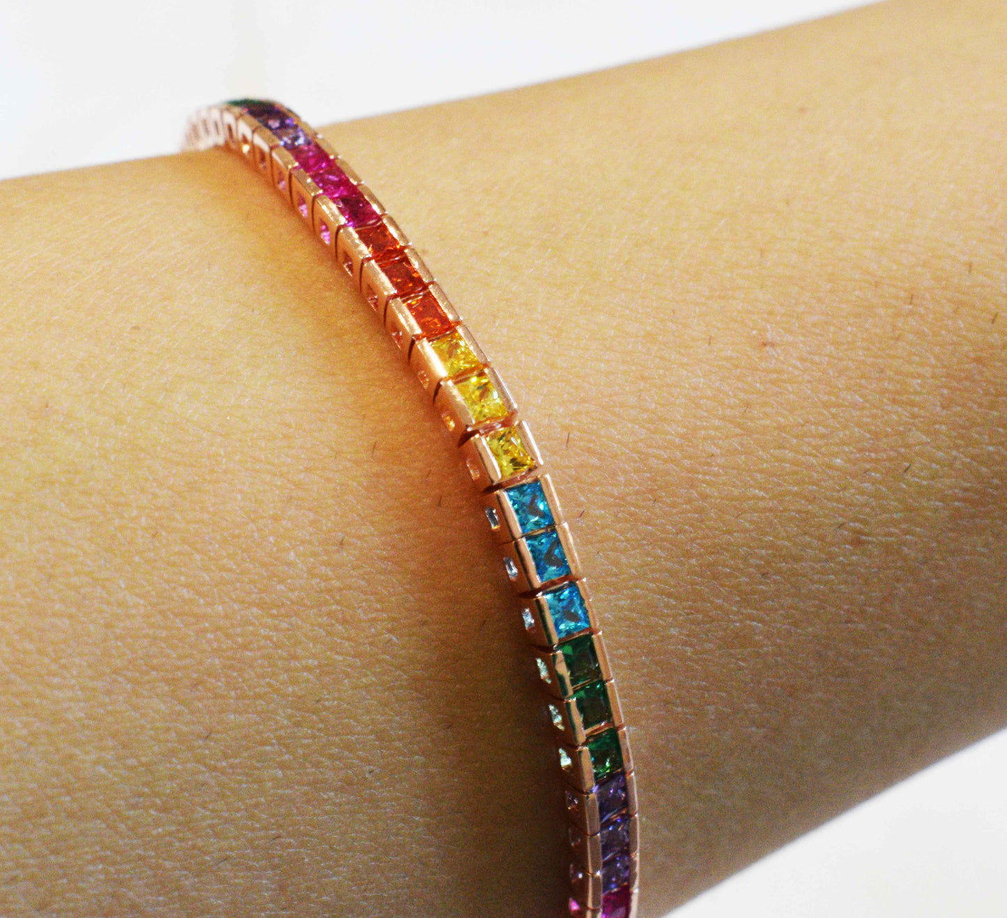 Bracciale tennis rainbow squadrato indossato