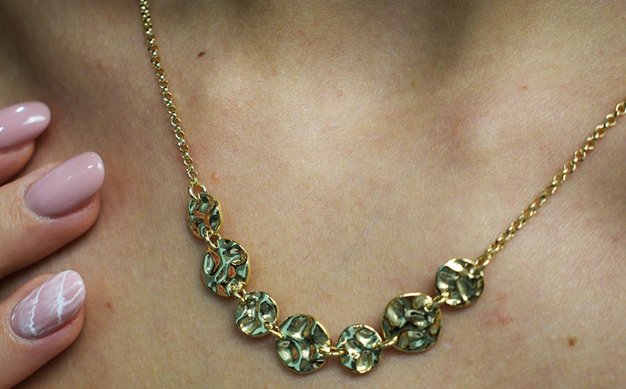 Collana Golden indossata con cerchietti in argento 925 placcati oro.