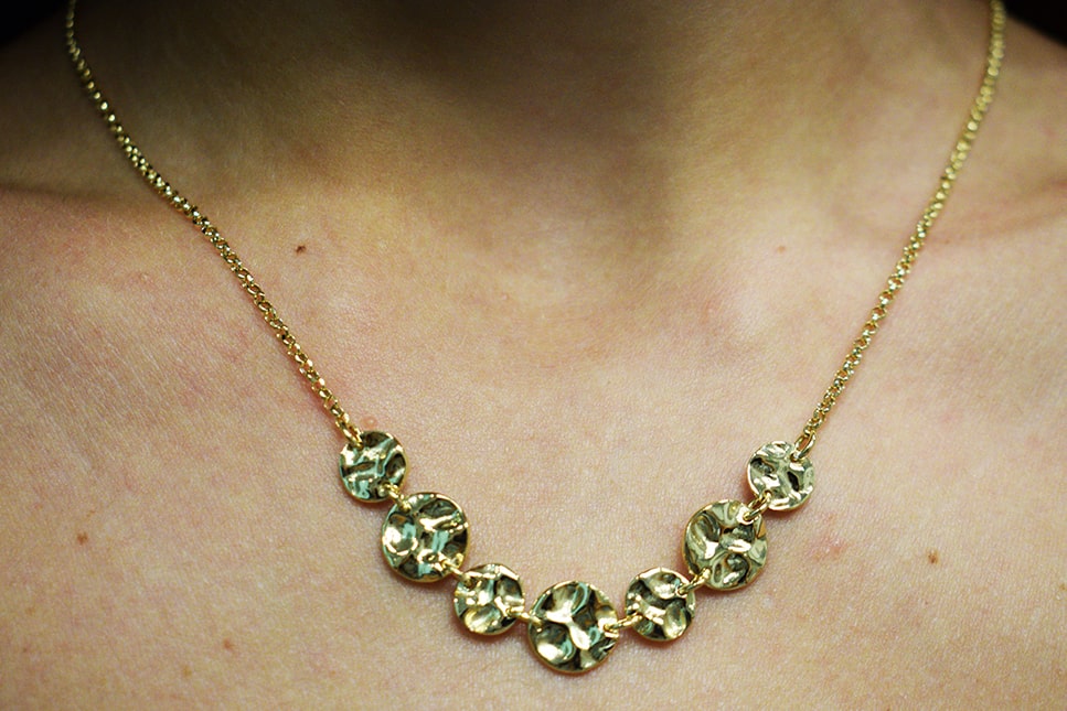 Collana Golden indossata con cerchietti in argento 925 placcati oro.