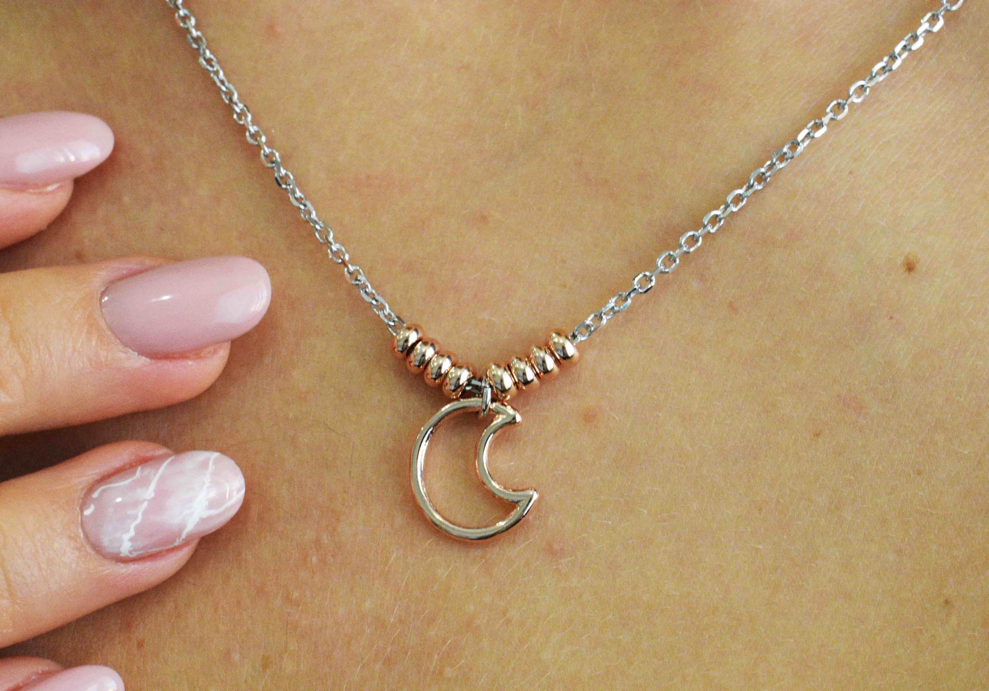 Collana Luna indossata con pallini rosé in argento 925.
