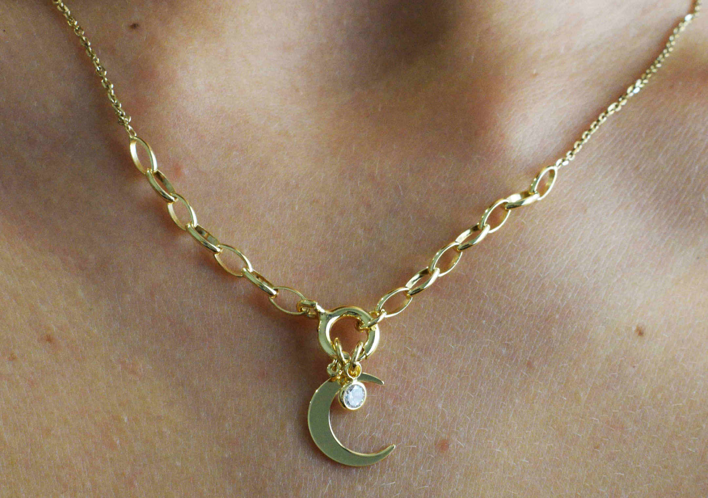 Collana Luna indossata placcata oro con Punto luce in zirconi.