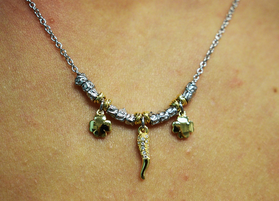 Collana portafortuna con peperoncino e quadrifoglio placcati in oro.