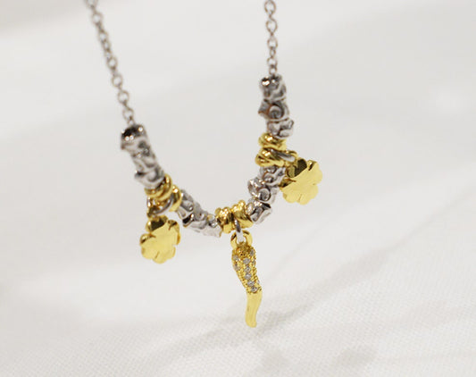 Collana portafortuna con peperoncino e quadrifoglio placcati in oro.
