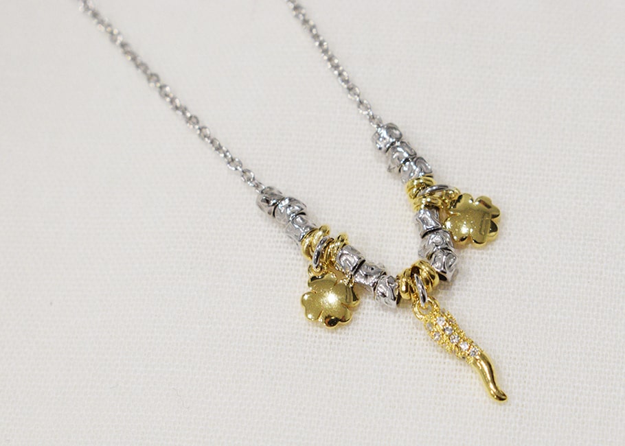 Collana portafortuna con peperoncino e quadrifoglio placcati in oro.