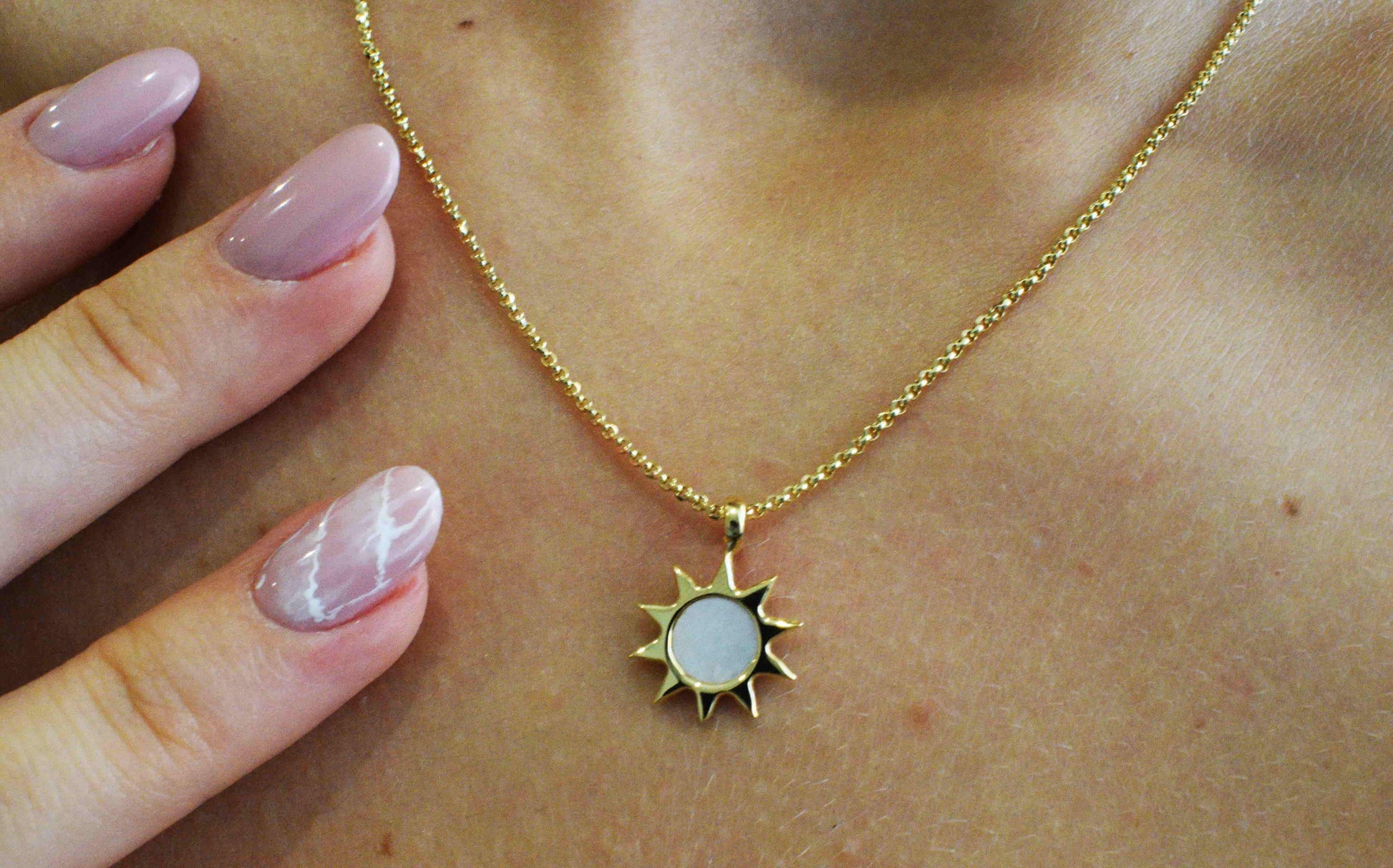Collana Sole perlato indossata in argento 925 placcata oro.