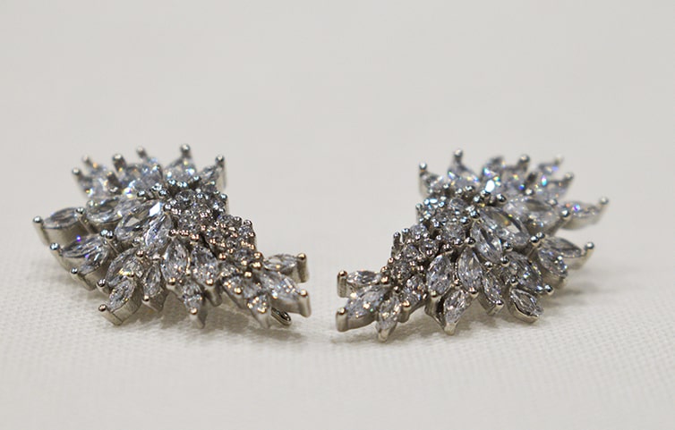 Orecchini Angel in coppia in argento 925 e zirconi colorazione argento.