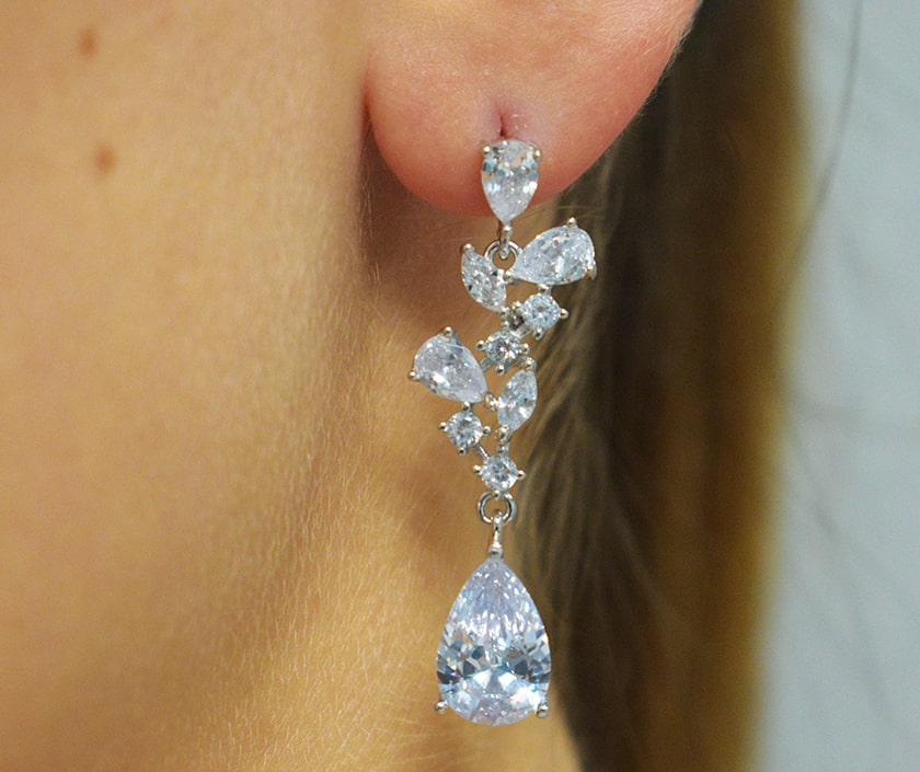 Orecchini Branch in coppia indossati in argento 925 zirconati.