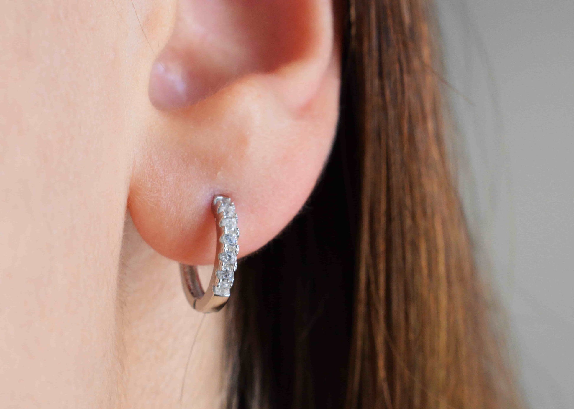 Coppia orecchini cerchietto medio zirconato argento indossato.