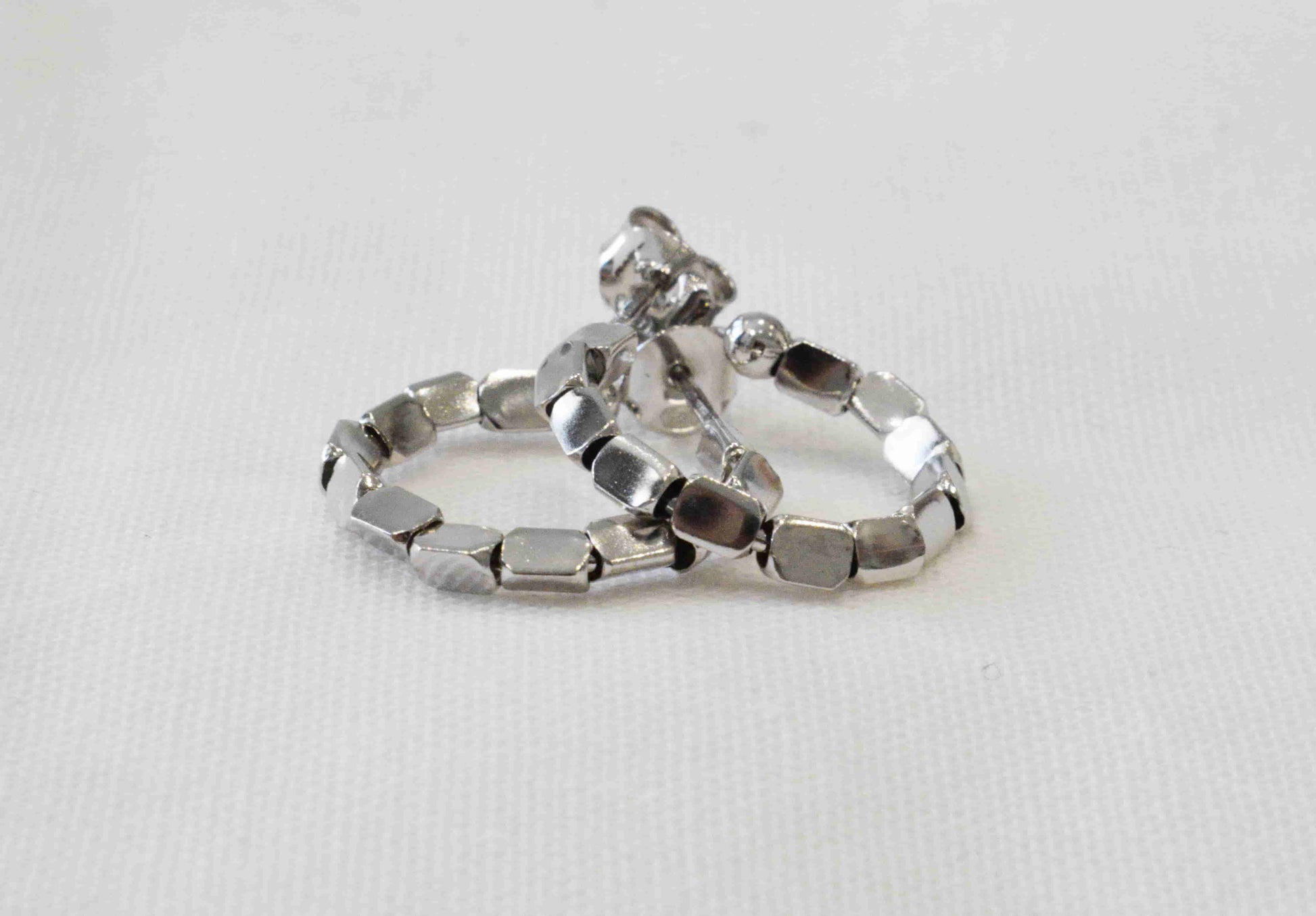 Coppia orecchini movibili in argento 925 colorazioni argento.