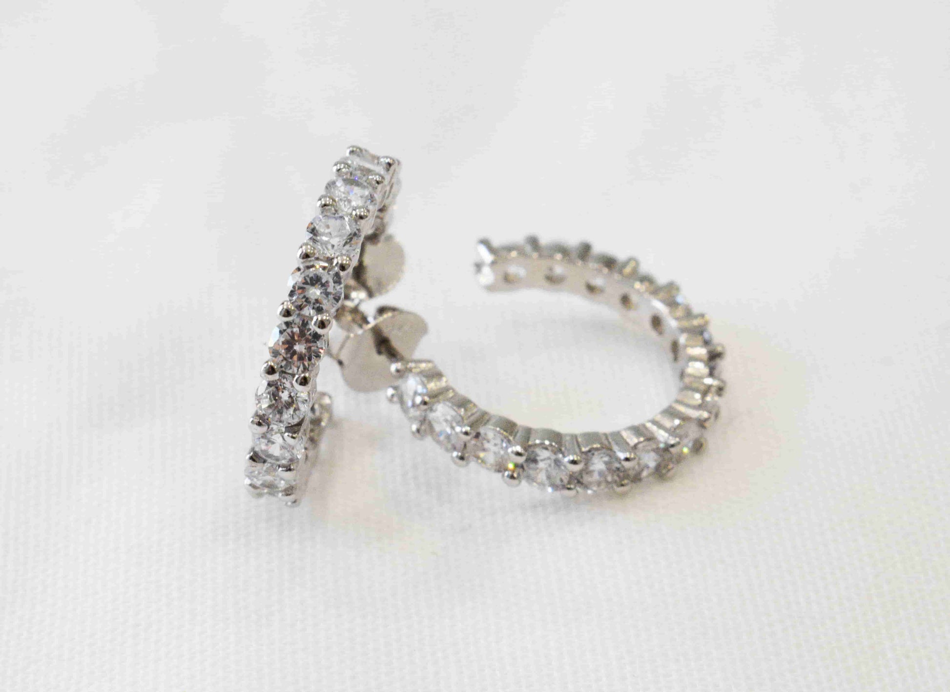 Coppia orecchini cerchietto in argento 925 con zirconi.