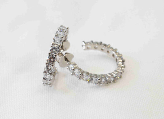 Coppia orecchini cerchietto in argento 925 con zirconi.