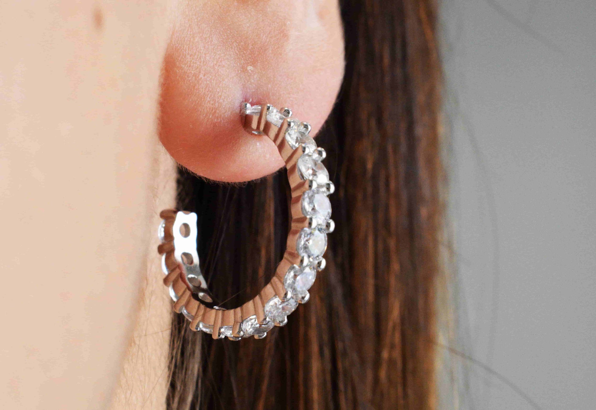 Coppia orecchini cerchietto in argento 925 con zirconi.