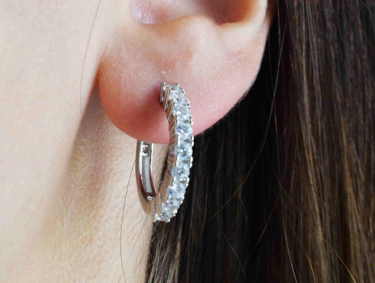 Coppia Orecchini semi zirconati in argento 925 indossati.