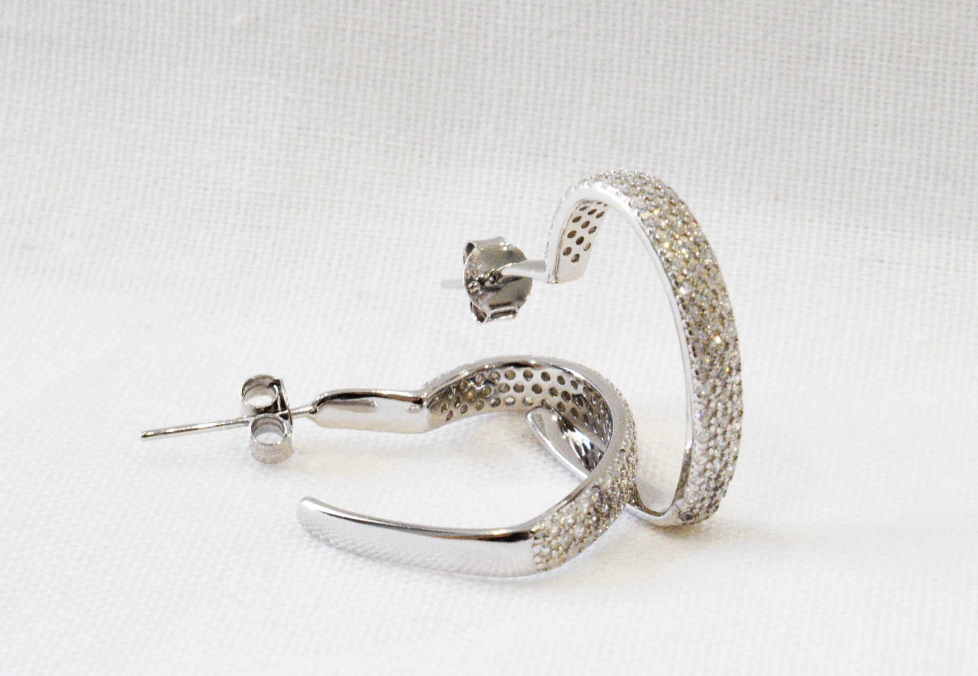 Coppia orecchini Cuore zirconato in argento 925 con chiusura a farfallina.