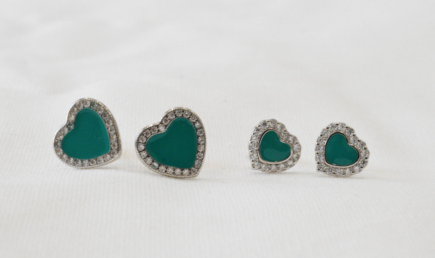 Coppia orecchini cuore grande e piccolo in argento 925 contornato da zirconi e smaltato verde acqua.