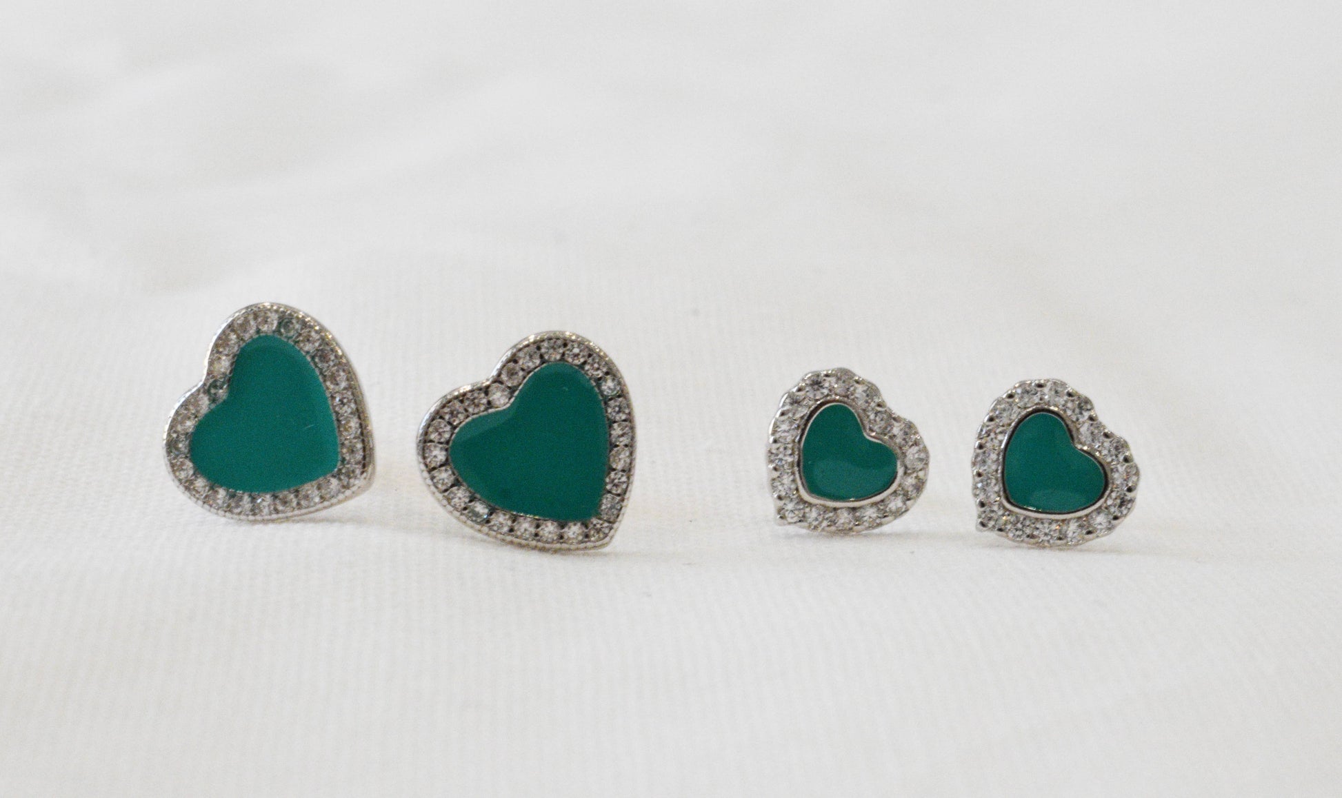 Coppia orecchini cuore grande e piccolo in argento 925 contornato da zirconi e smaltato verde acqua.