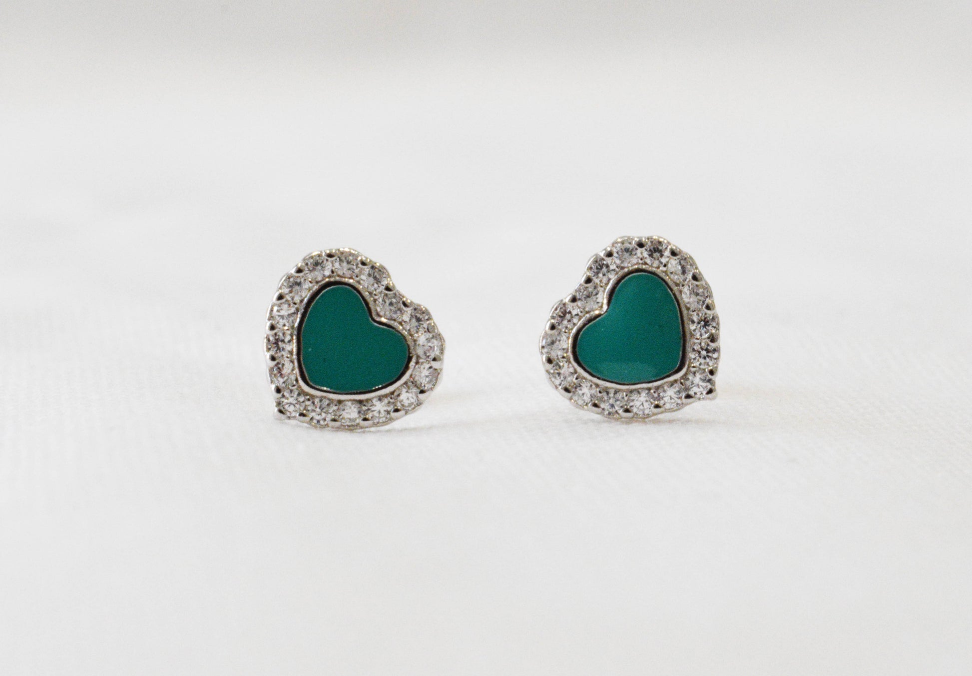 Coppia orecchini cuore grande in argento 925 contornato da zirconi e smaltato verde acqua.