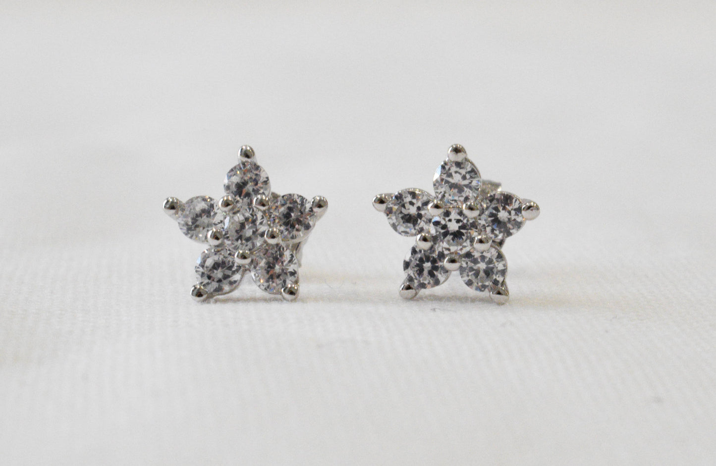 Coppia orecchini fiore in argento 925 e zirconi.