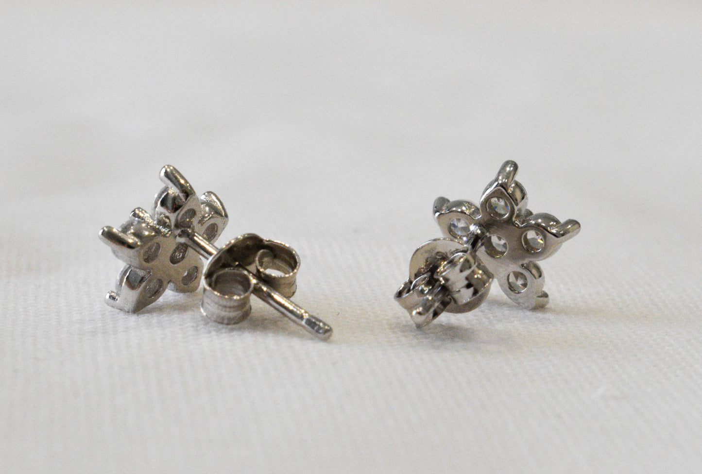 Coppia orecchini fiore in argento 925 e zirconi con chiusura a farfallina.