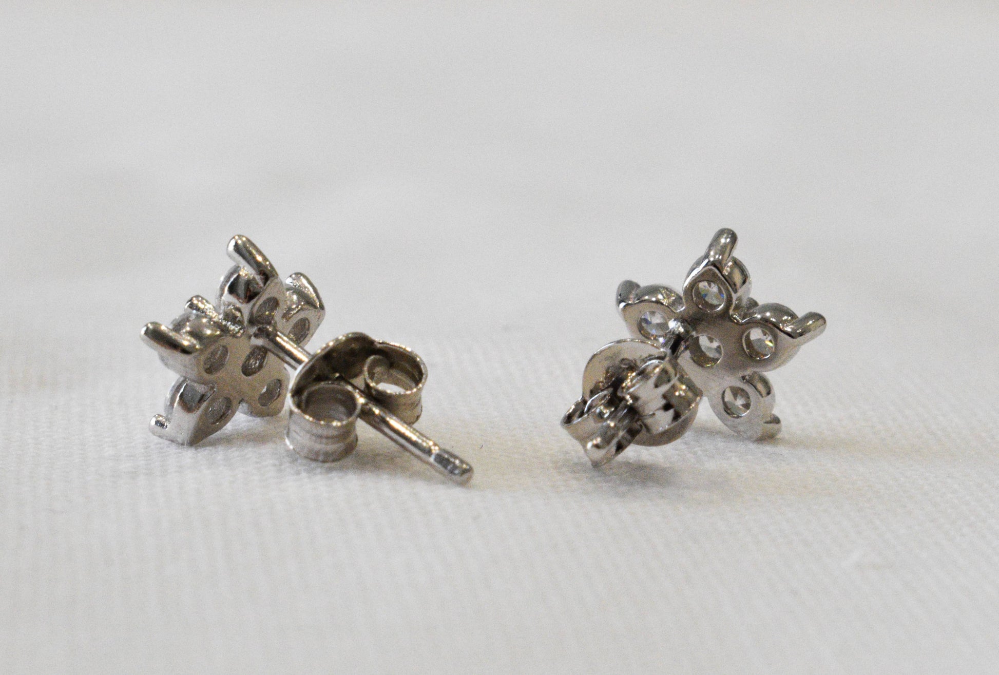 Coppia orecchini fiore in argento 925 e zirconi con chiusura a farfallina.