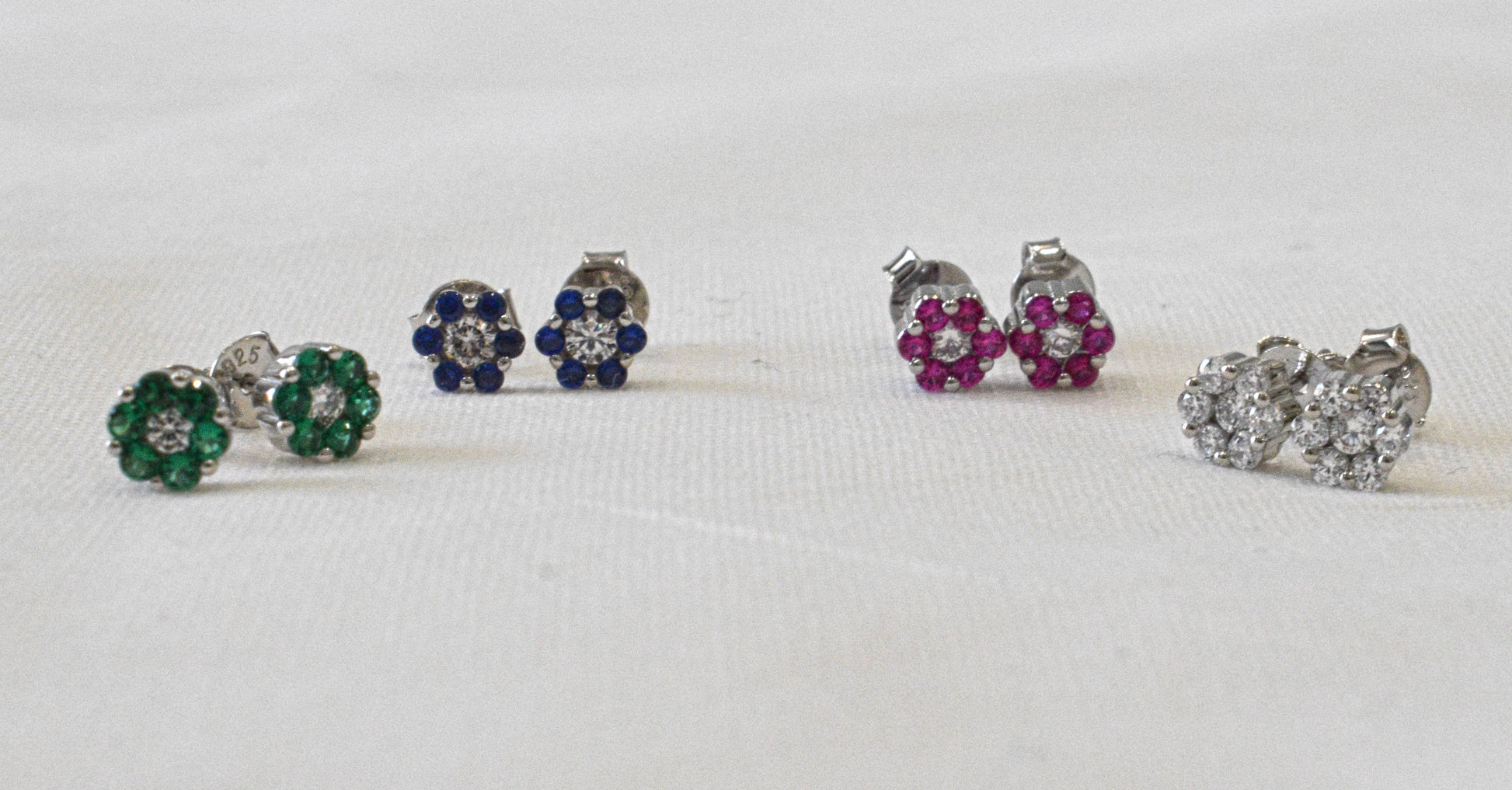 Coppia orecchini fiorellino in argento 925 con zircone bianco al centro e contornato da zirconi nelle colorazioni blu verde fucsia e bianco.