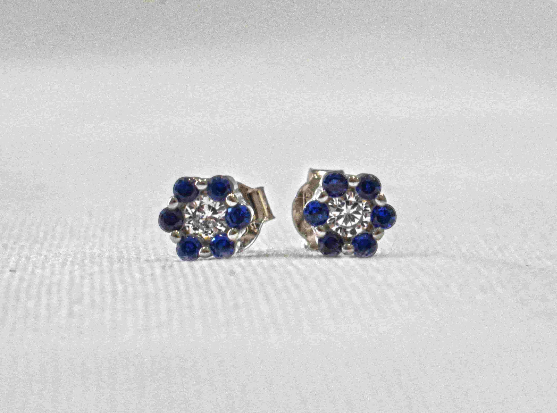 Coppia orecchini fiorellino con zircone bianco al centro e contornato da zirconi blu.