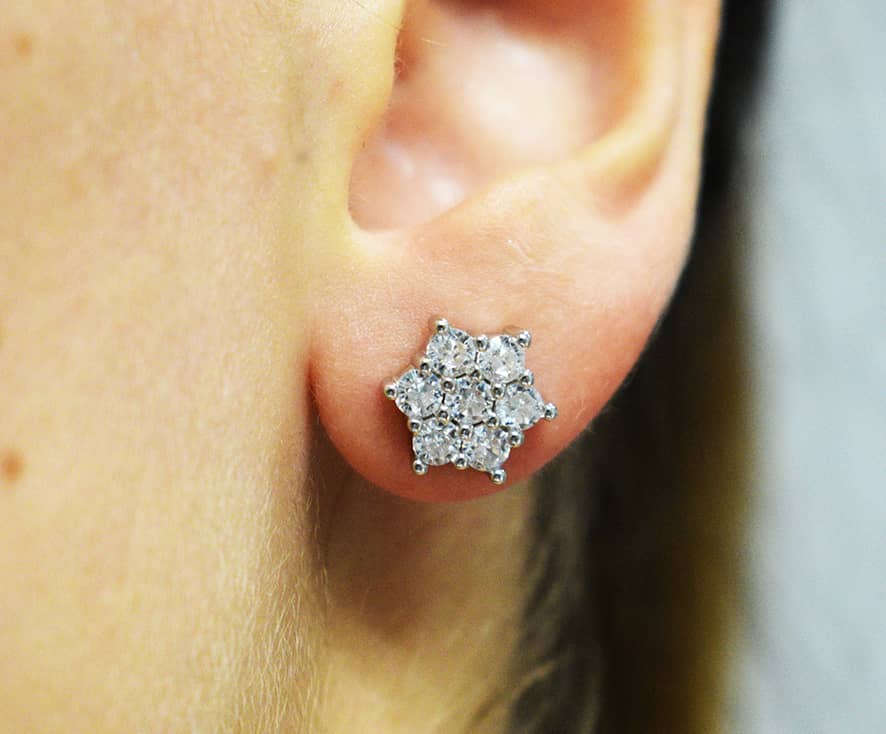 Coppia orecchini Frozen indossati in argento 925 e zirconi incastonati.