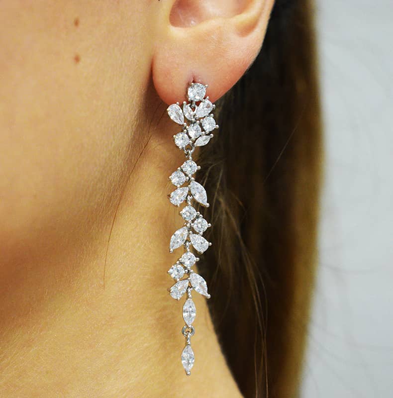 Coppia Orecchini Glacial in argento 925 e zirconi incastonati indossati.