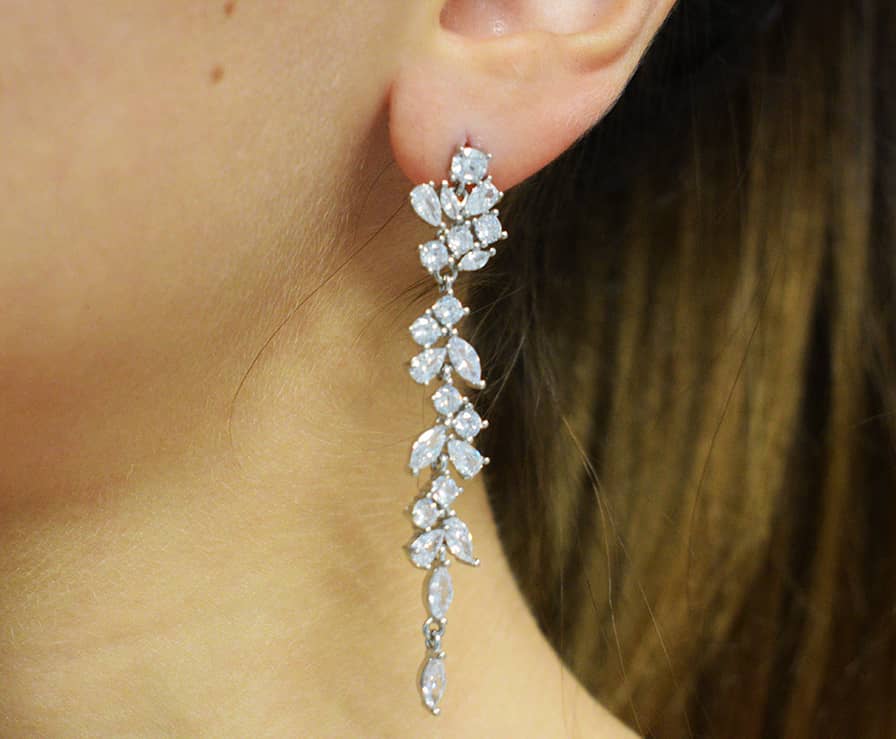 Coppia Orecchini Glacial indossati in argento 925 e zirconi incastonati.
