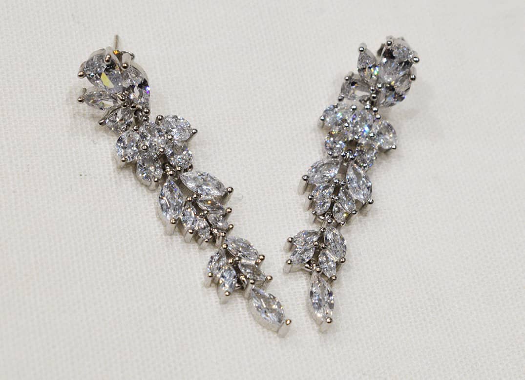 Orecchini Glaire in argento 925 e zirconi filanti incastonati.
