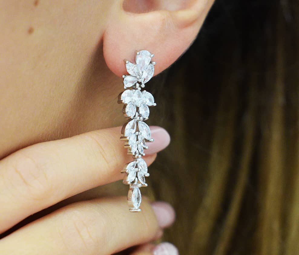 Orecchini Glaire in argento 925 e zirconi filanti incastonati.
