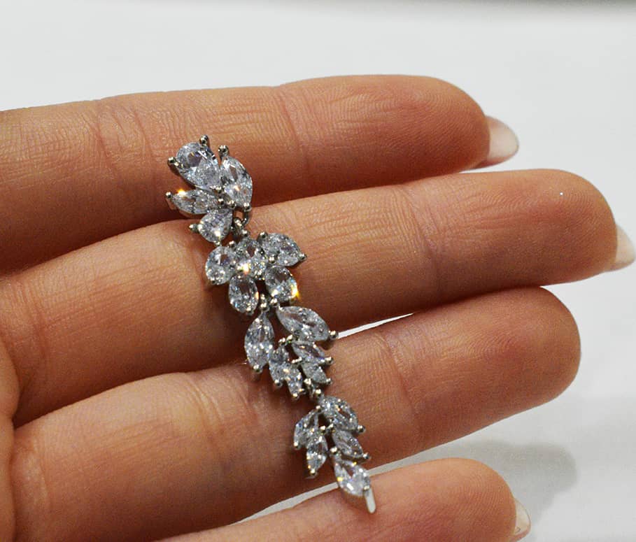 Orecchini Glaire in argento 925 e zirconi filanti incastonati.