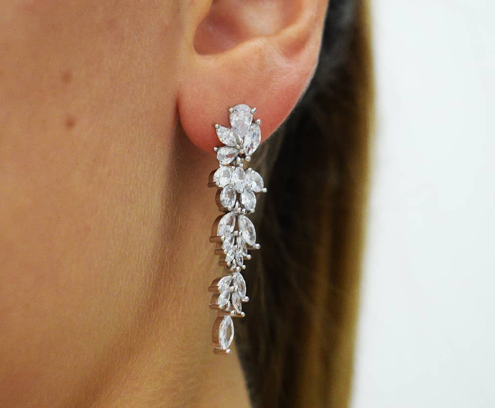 Orecchini Glaire indossati in argento 925 e zirconi filanti incastonati.