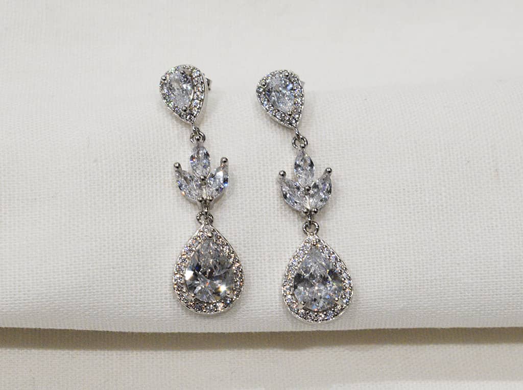 Orecchini Goccia in argento 925 e zirconi grandi incastonati.